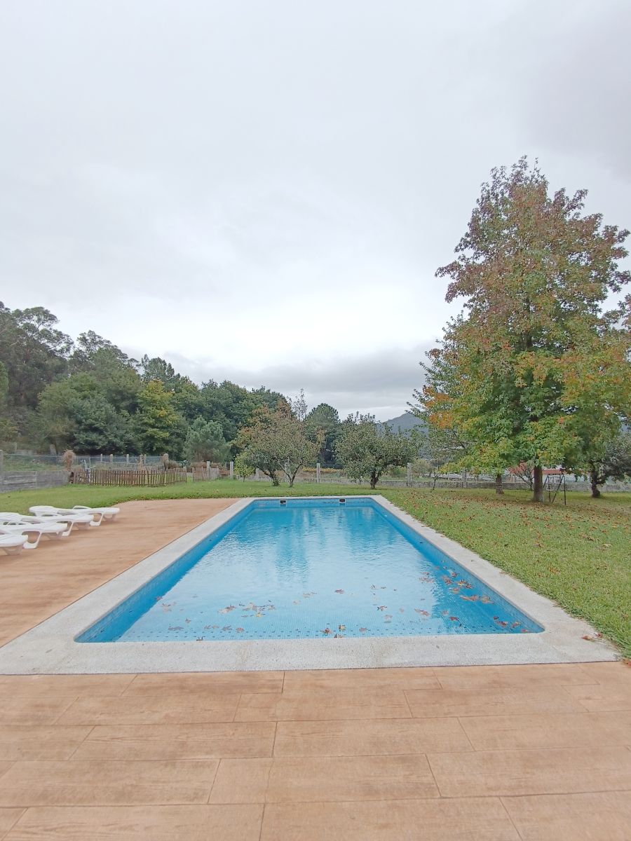 Casa con piscina y jardín en venta en Marcon, Pontevedra – vistas a la ría